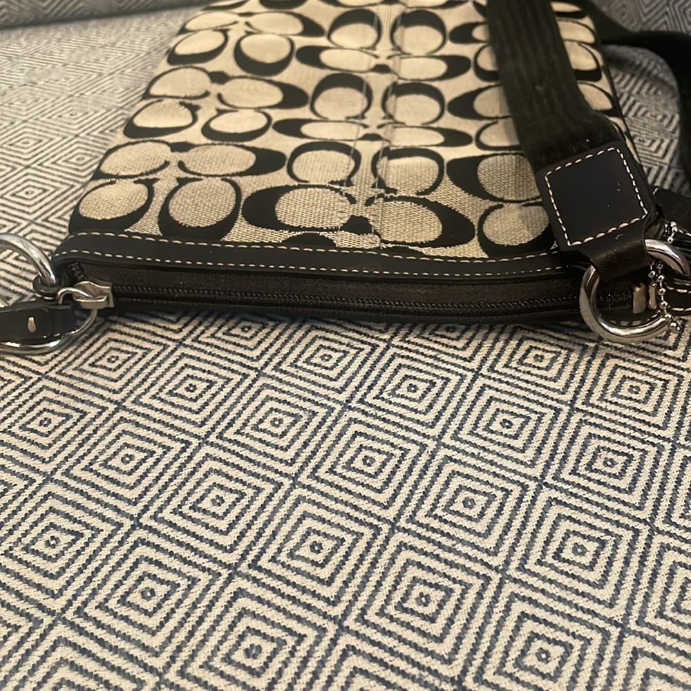 Vintage Coach Signature Black and Gray crossbody bag - Picture 7 of 7